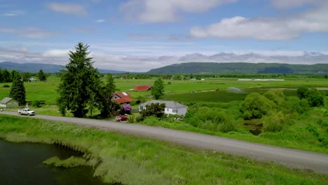 Panorama-Des-Flusses,-Umgeben-Von-Grünen-Feldern-In-Oregon,-Vereinigte-Staaten-Von-Amerika