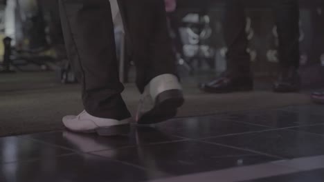 cierra el ángulo bajo del hombre bailando la danza folclórica tradicional boliviana en el estudio.