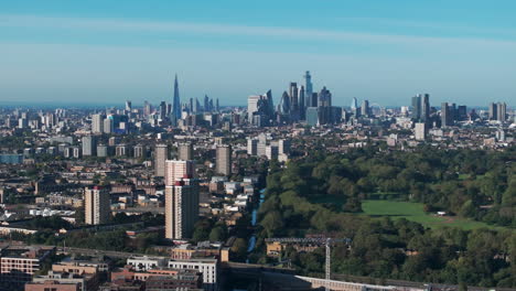 Toma-Aérea-Ascendente-De-Los-Rascacielos-Del-Centro-De-Londres-Desde-Hackney-Wick