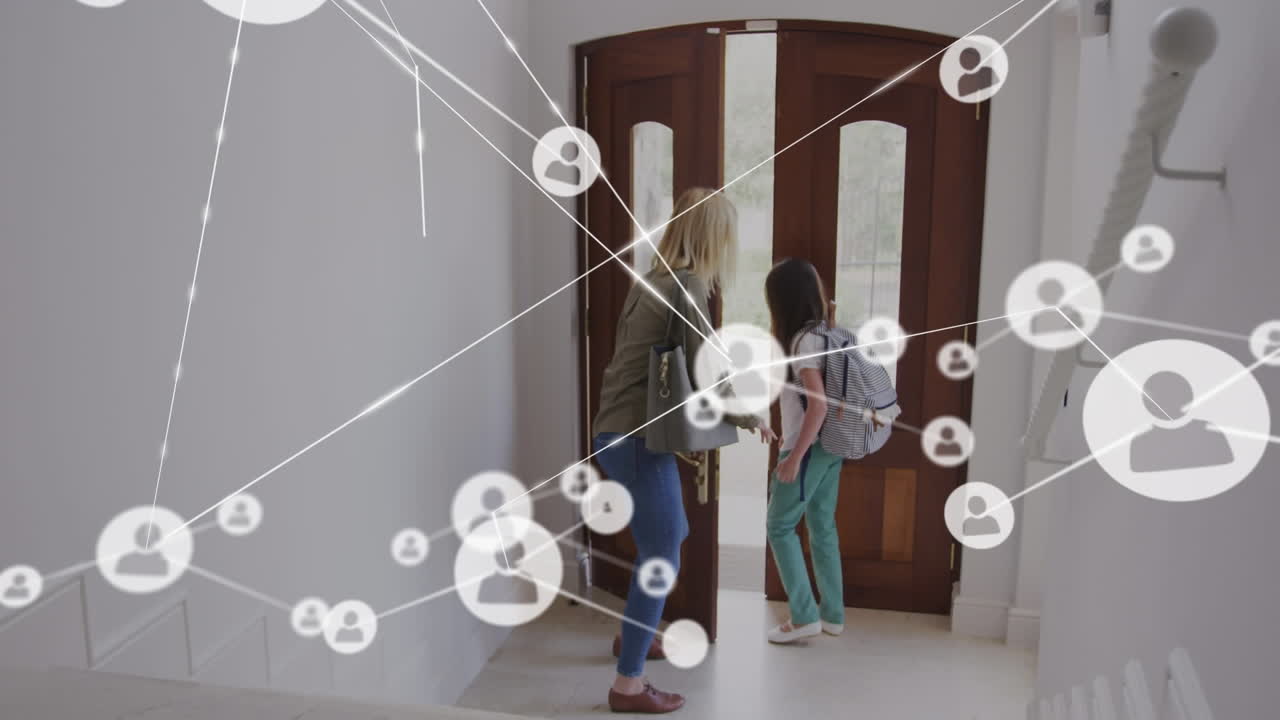 animación de iconos de los medios sobre una madre y una hija caucásicas que salen de casa