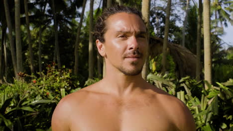 Hombre guapo posando