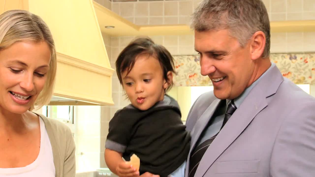 부모 들 이 아기 에게 음식 을 주는 것