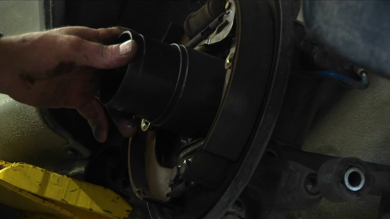 primer plano de un mecánico trabaja en una reparación de ruedas