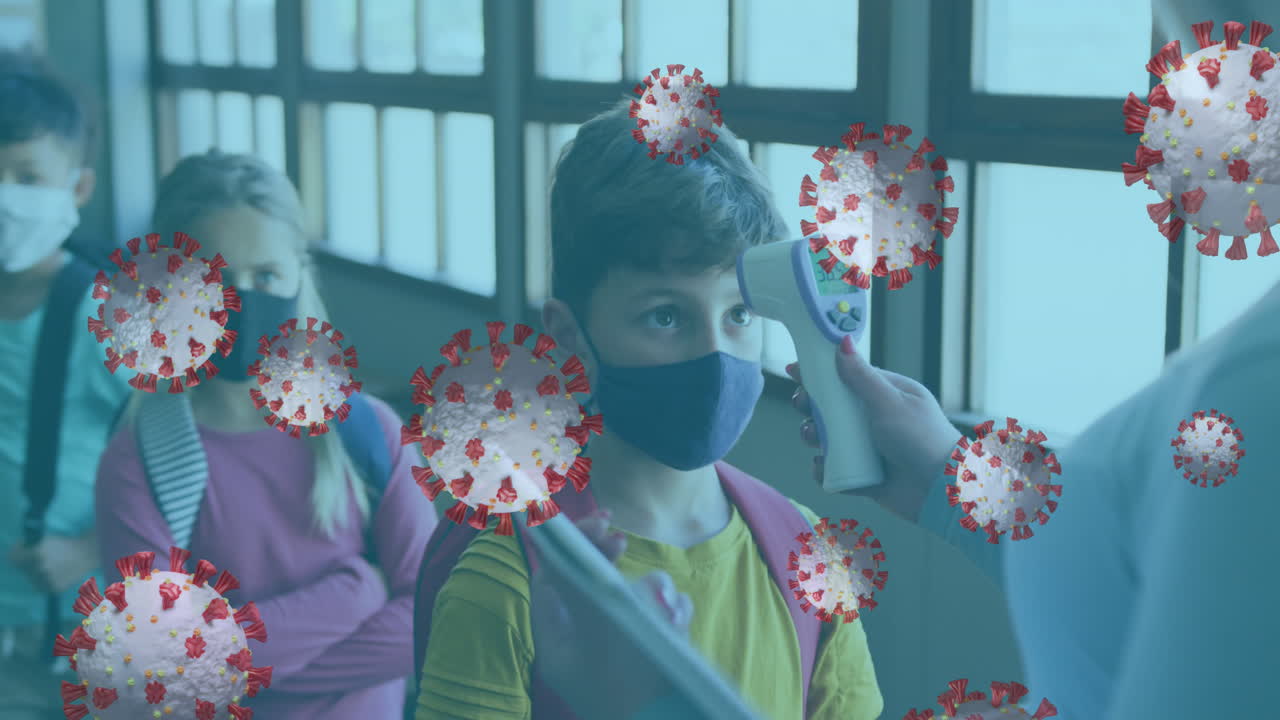코로나19 세포가 체온을 검사하는 어린이 그룹 위에 떠다니는 애니메이션