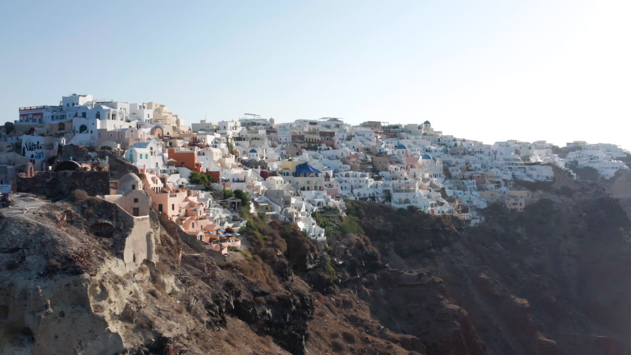 asentamiento costero con casas encaladas en acantilados escarpados - oia en santorini, sur del mar egeo, grecia