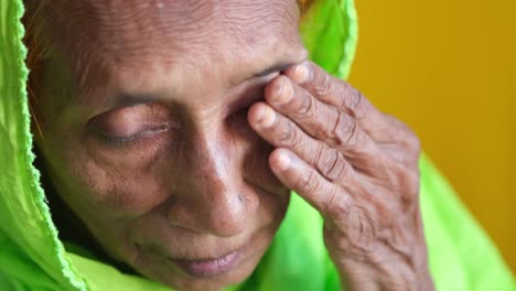 mujer de edad avanzada triste