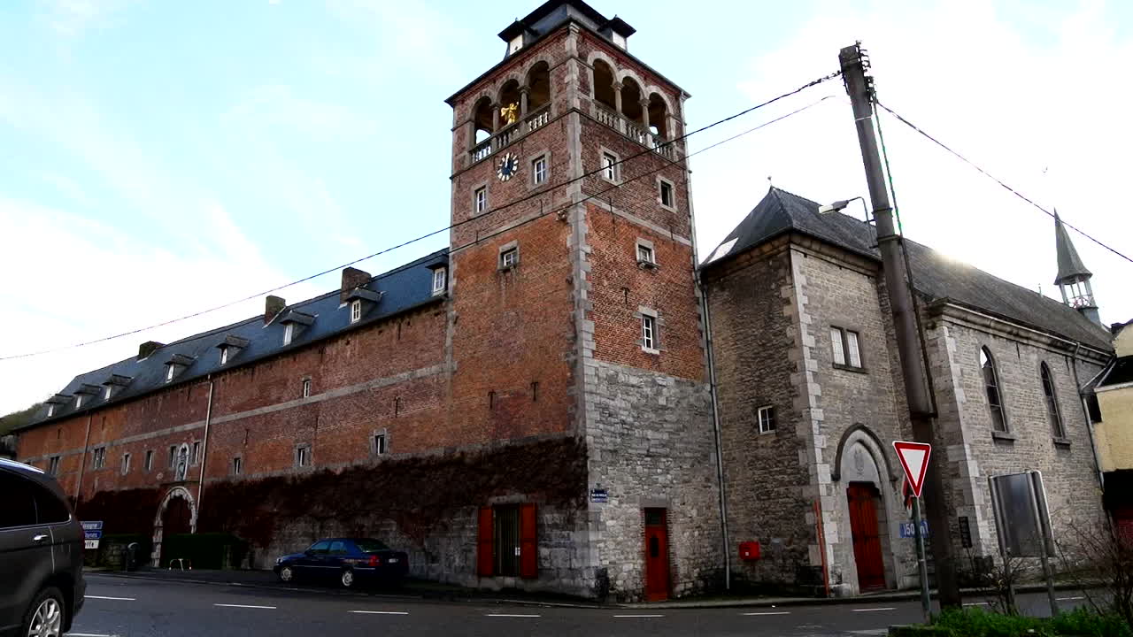 성은 중세 조건에서 방어할 수 있는 독립적인 강화 구조물입니다.