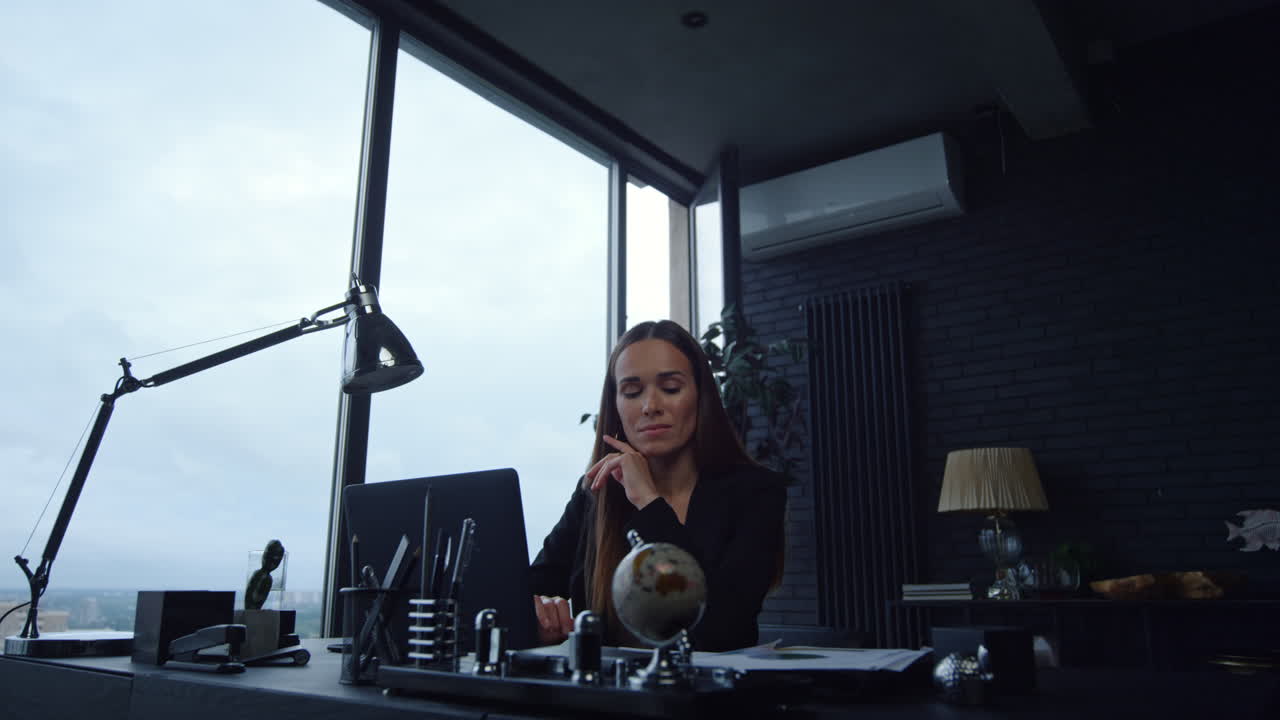 mujer de negocios trabajando en la computadora portátil