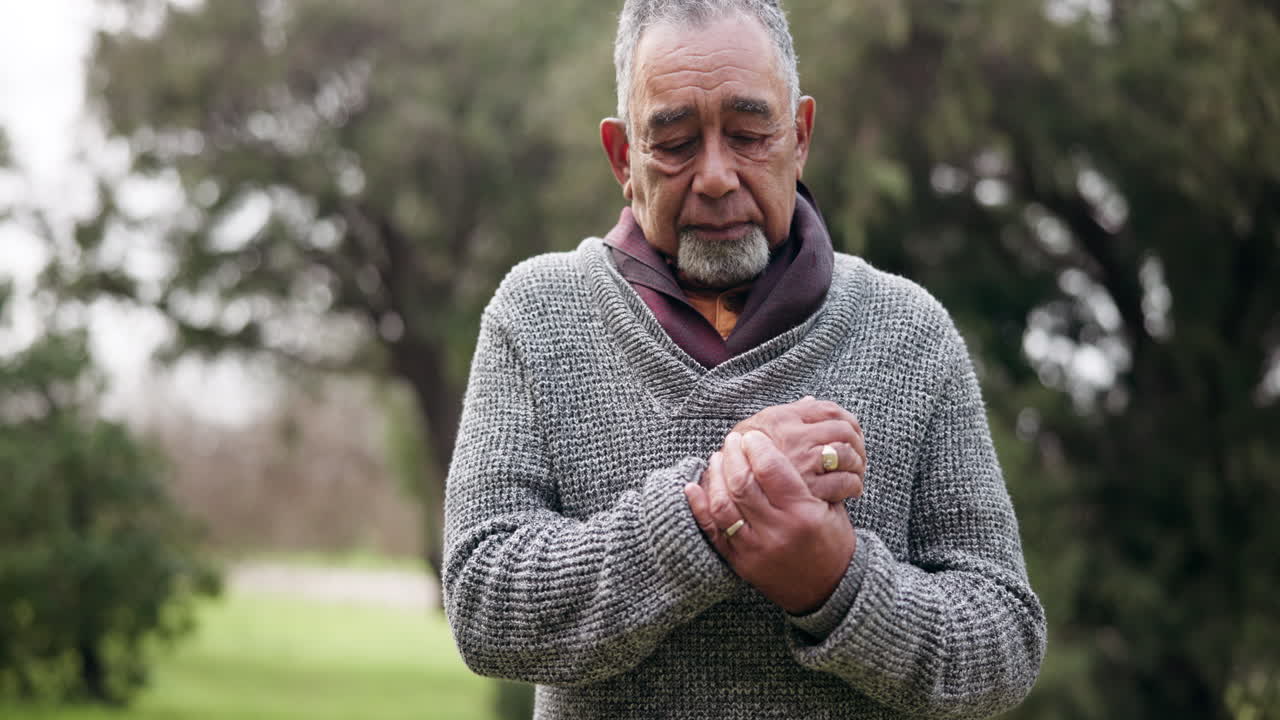 Homem idoso, mão e dor com artrite e saúde