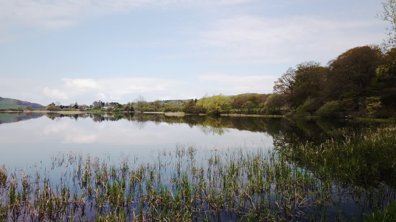lindores loch en escocia, tranquilo y sereno en una hermosa mañana de primavera
