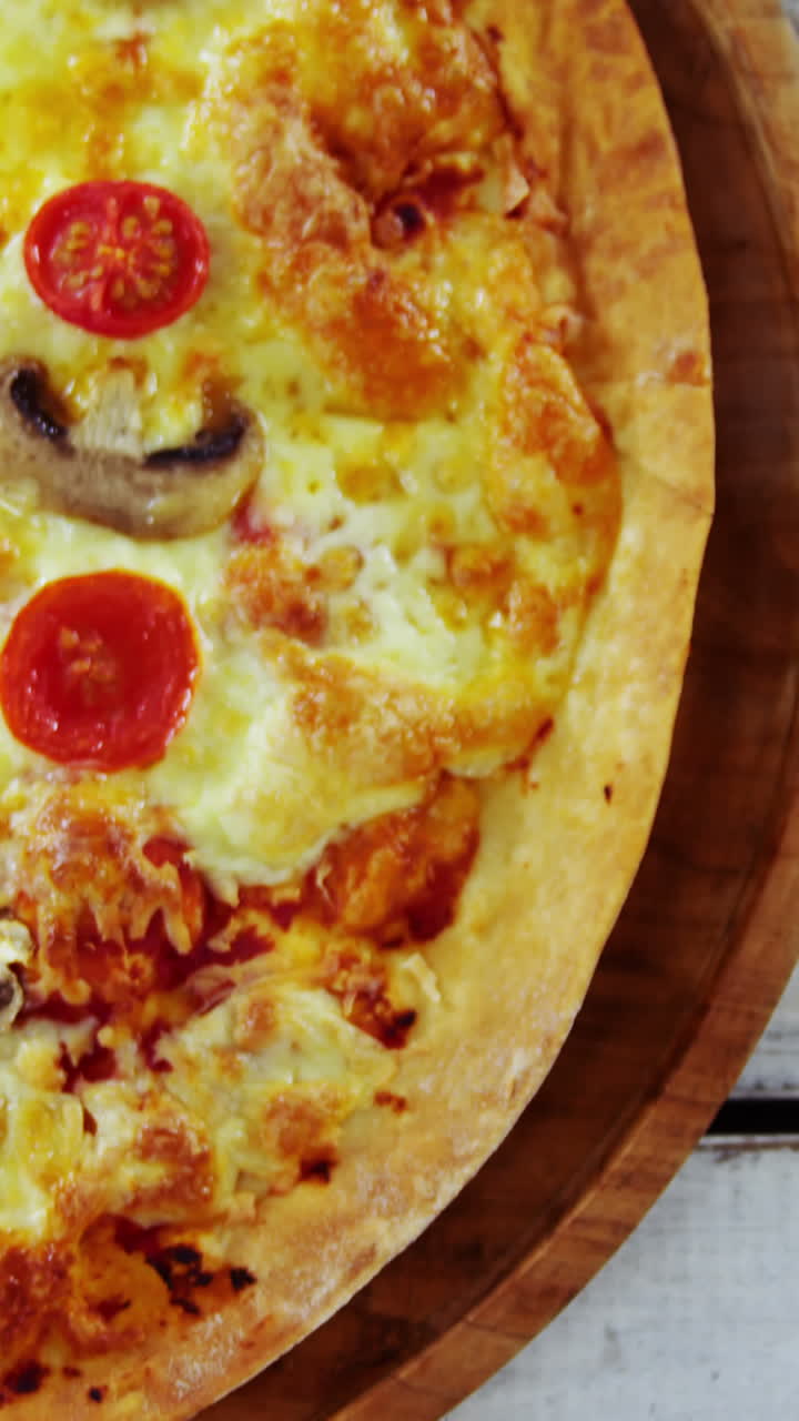 Pizza cotta al forno su tagliere di legno