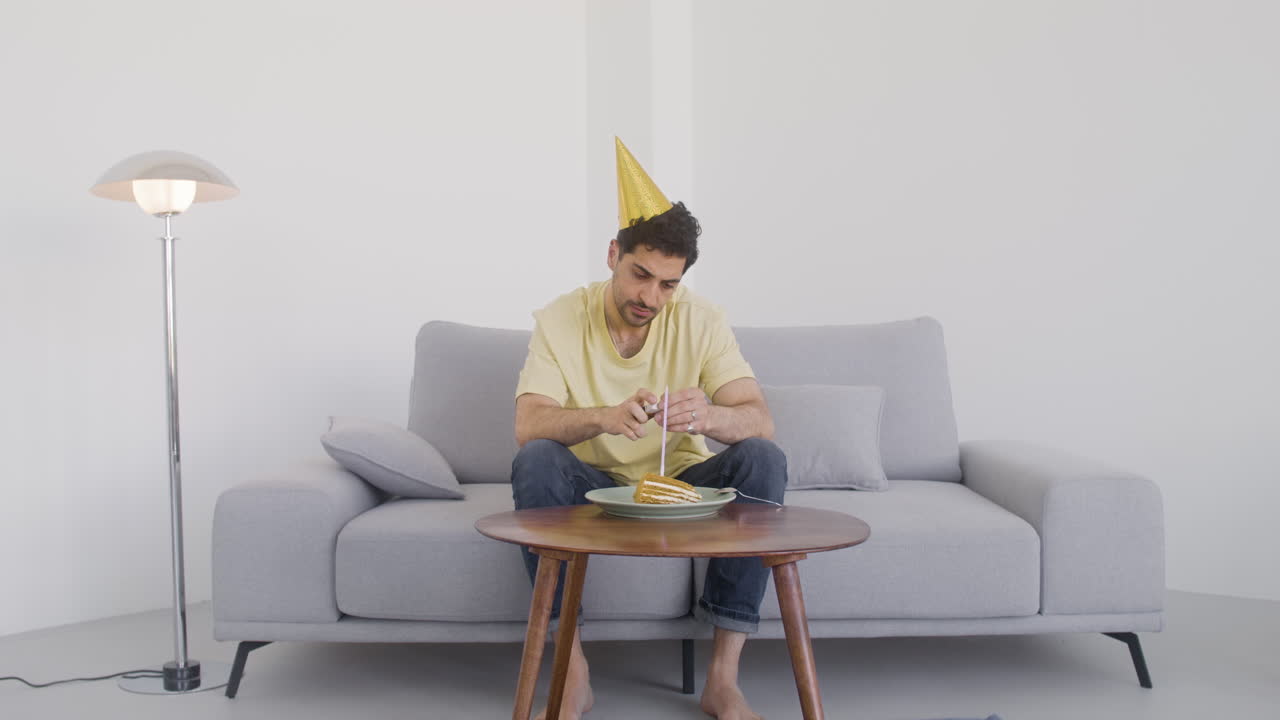 Un bell'uomo festeggia il compleanno da solo.