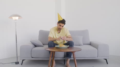 un hombre guapo celebra con cumpleaños solo