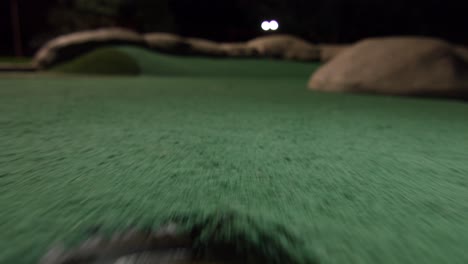 una compilación de una mini pelota de golf amarilla que cae en el hoyo de golf y rebota en el bolsillo en un campo y se pierde un clip