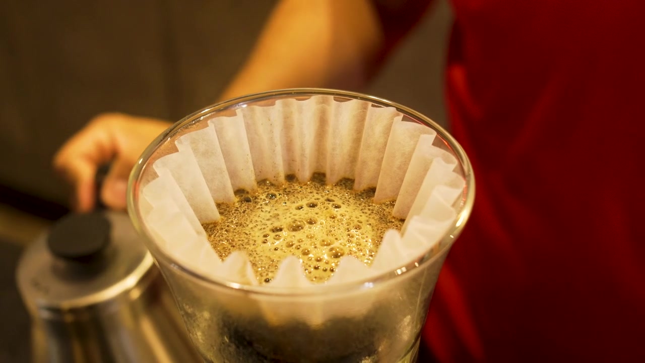 Filter Kertas V60 dengan Bubuk Kopi yang Sedang Blooming di Karafe Kaca, Detail Kopi Spesialti Third Wave