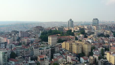 Drone-Aéreo-Del-Horizonte-De-La-Construcción-Europea-En-Estambul,-Turquía,-Durante-La-Tarde-De-La-Hora-Dorada