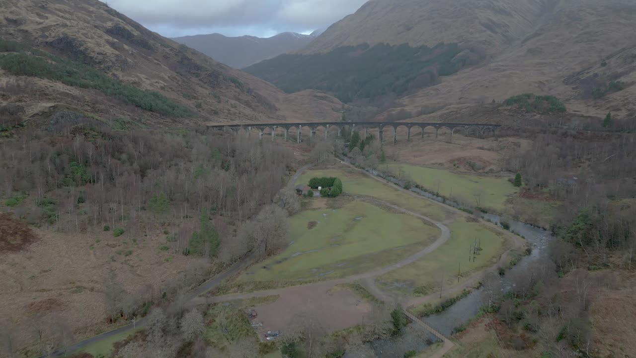 el histórico viaducto de glenfinnan en medio de las tierras altas escocesas, nublado, vista aérea