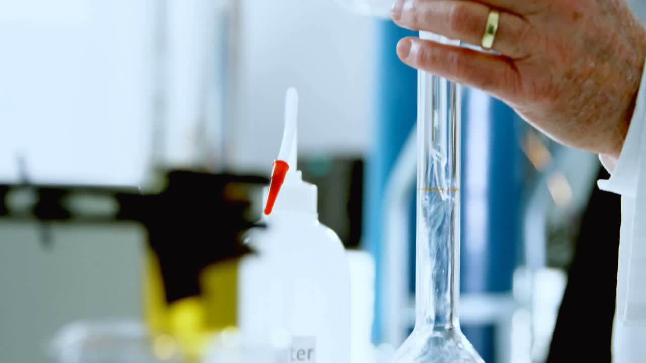 실험실에서 실험하는 남성 과학자 4k