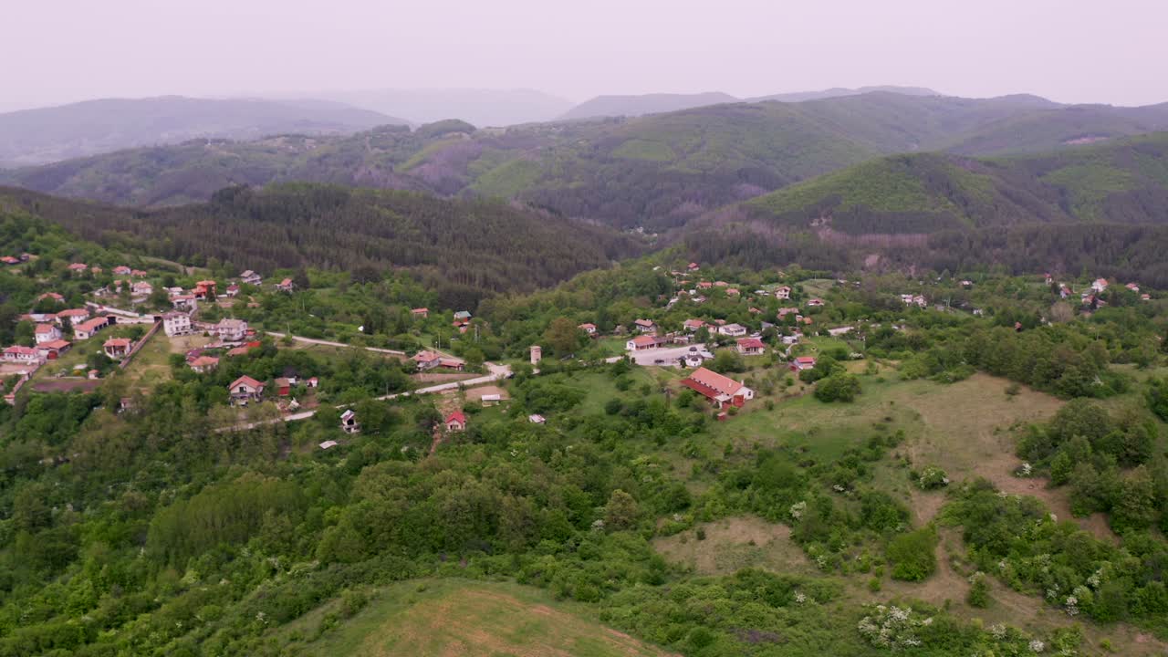 панорама над деревней шетчина, показывающая окружающие холмы, горы, деревья и окрестности места, известного своими внеземными наблюдениями в болгарии