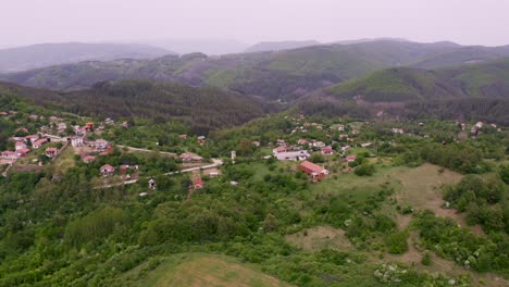 Panorámica-Sobre-La-Aldea-Tsarichina,-Que-Muestra-Las-Colinas,-Montañas,-árboles-Y-Los-Alrededores-De-Un-Lugar-Conocido-Por-Sus-Avistamientos-Extraterrestres-En-Bulgaria