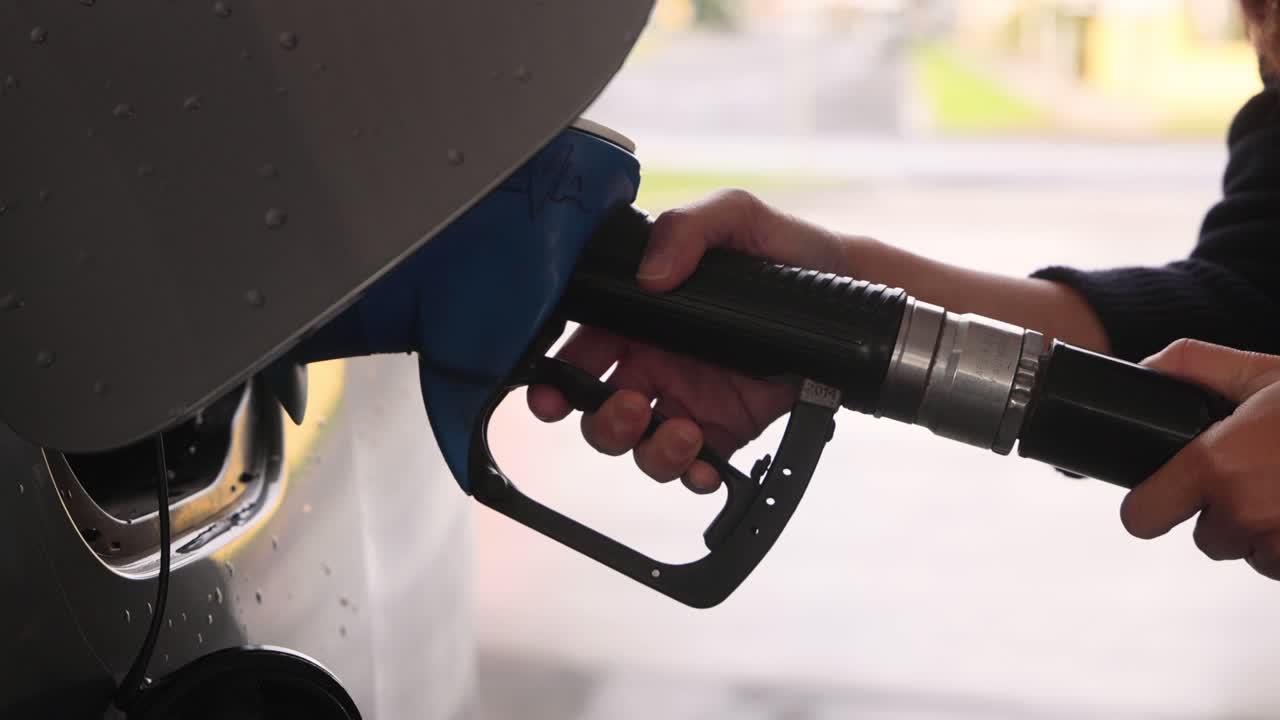 자동차 크에 연료 노즐을 손으로 입하는 것