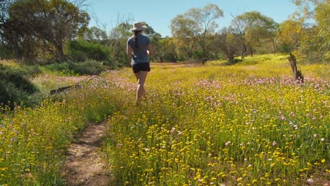 Junge-Frau-Geht-In-Zeitlupe-Durch-Eine-Wiese-Mit-Bunten,-Immerwährenden-Wildblumen-Im-Coalseam-Conservation-Park