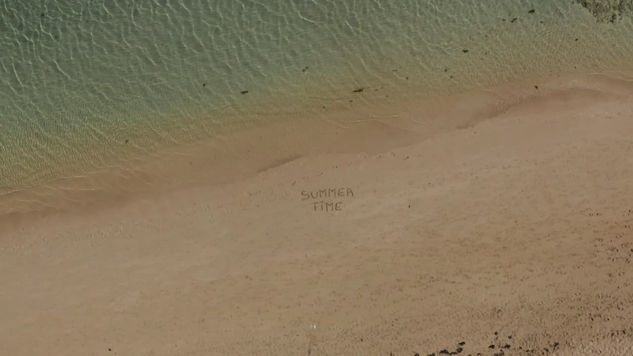 모래 "서머 타임"에 쓰여진 모래와 캐리비안 바다의 위에서 아래까지 무인 항공기로 촬영, 낮 동안 촬영, 휴가 및 재미의 개념