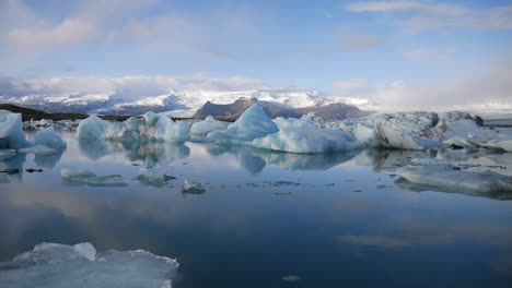 vista panorámica de pequeños icebergs encontrados en el parque nacional jökulsárlón en islandia