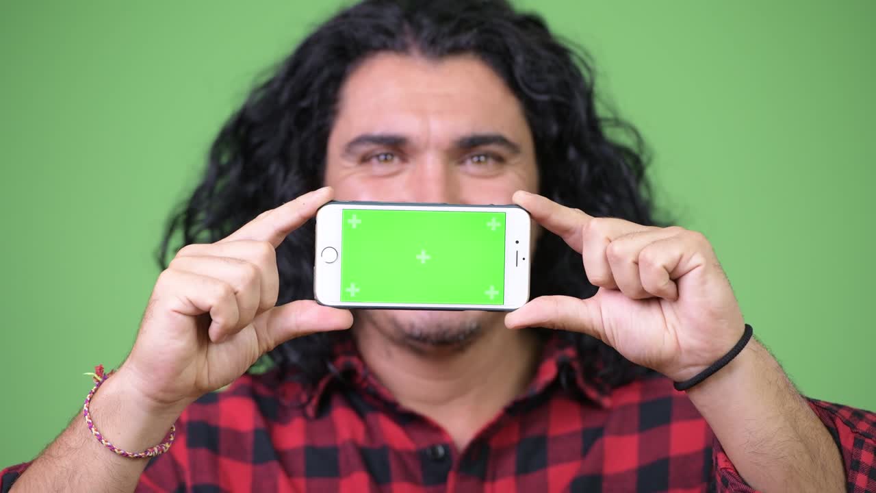 hombre hipster guapo mostrando el teléfono