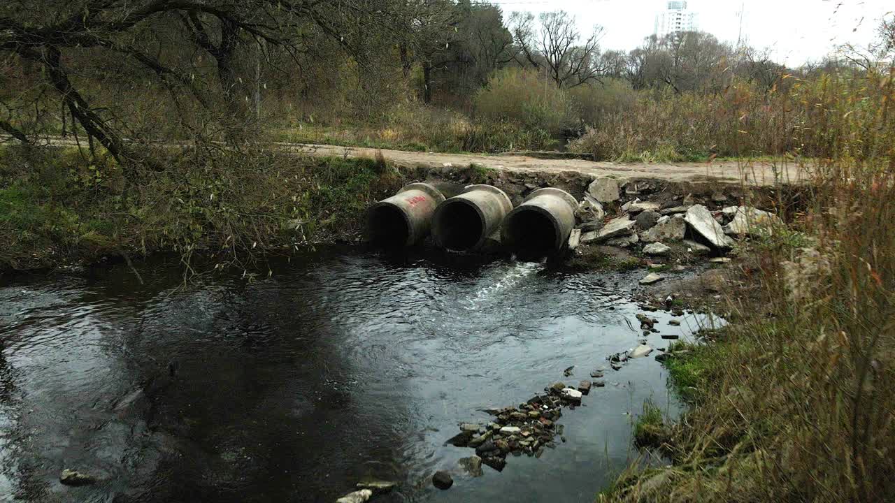 tuberías de residuos de hormigón. corrientes de agua fluyen a través de tuberías de hormigones. cuerpo de agua contaminado en el parque. disparos desde el dron. fotografía aérea.