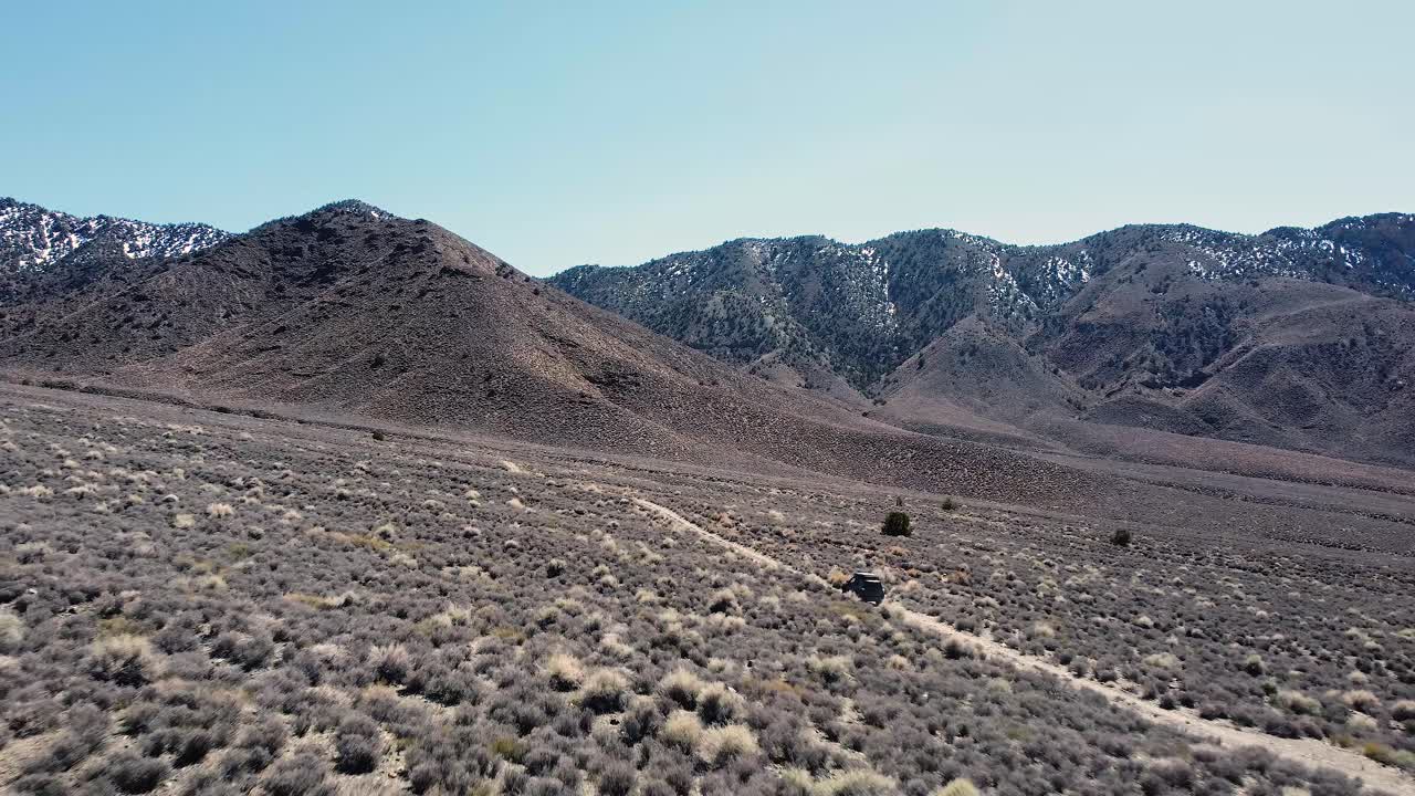 vehículo de tracción en cuatro ruedas conduciendo a través de un sendero fuera de carretera en el desierto de mojave en california, ee.uu.