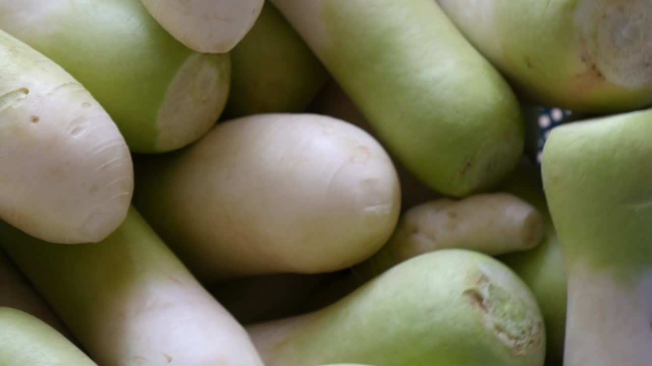 la transformación de rábanos crudos frescos