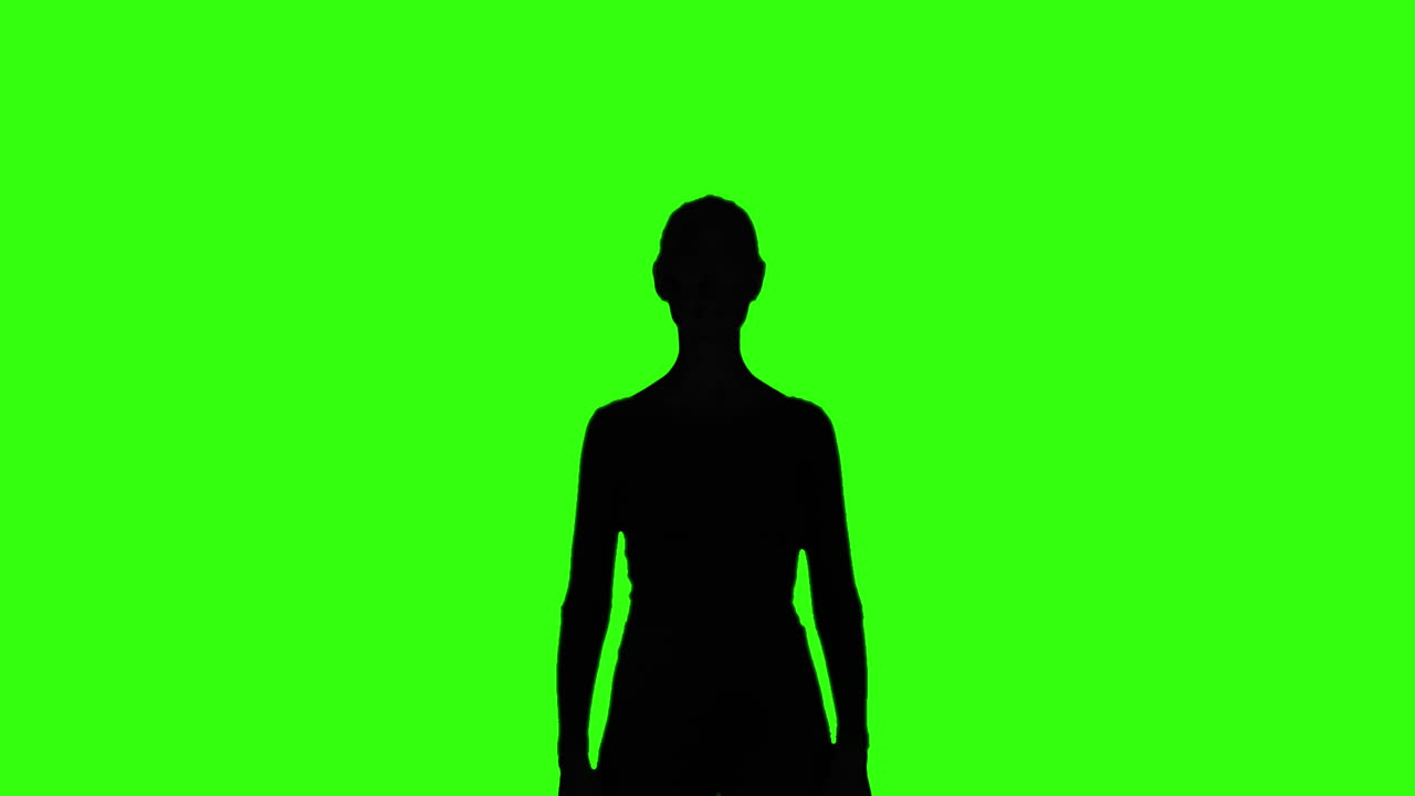 녹색 화면으로 그녀의 머리를 듣고 끄덕이는 소녀의 힘