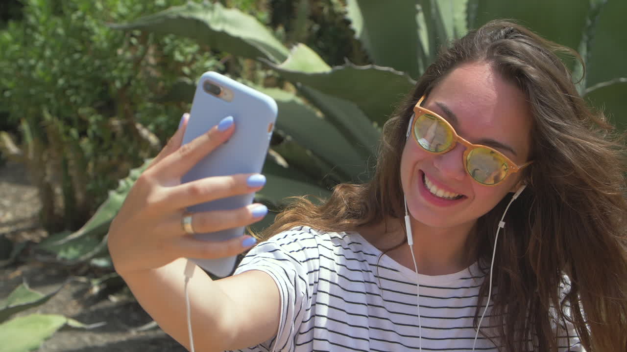 una mujer joven tomando una selfie