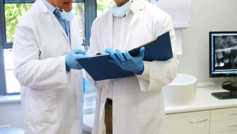 dentistas atentos discutiendo informes