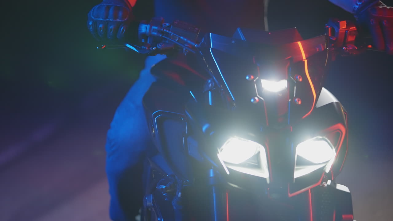 밤에 오토바이 운전자