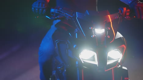 motociclista por la noche