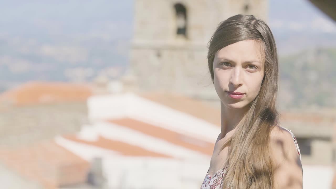 mujer con un vestido floral en una ciudad
