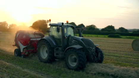 tractor empacando paja 07