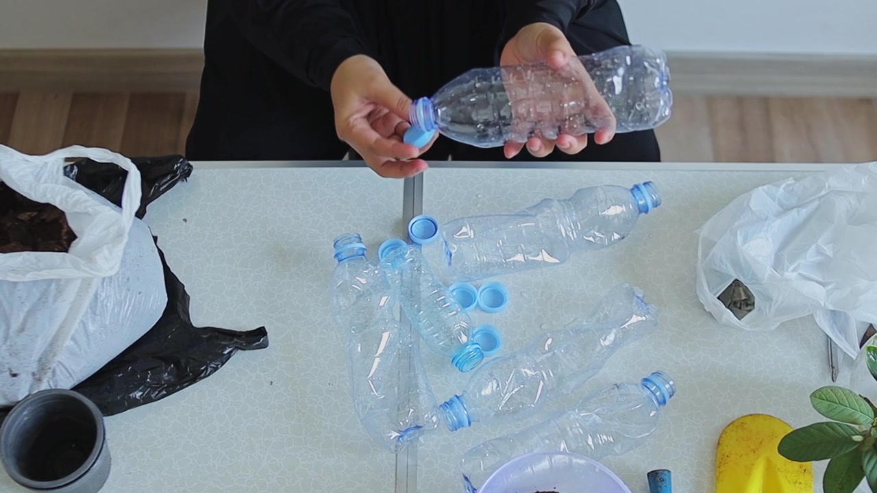 Impara come riciclare creativamente bottiglie di plastica in lavoretti creativi con semplici passaggi di riciclo fai-da-te.