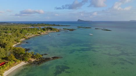 drone aérien de plage tropicale dans l'île de maurice, océan indien