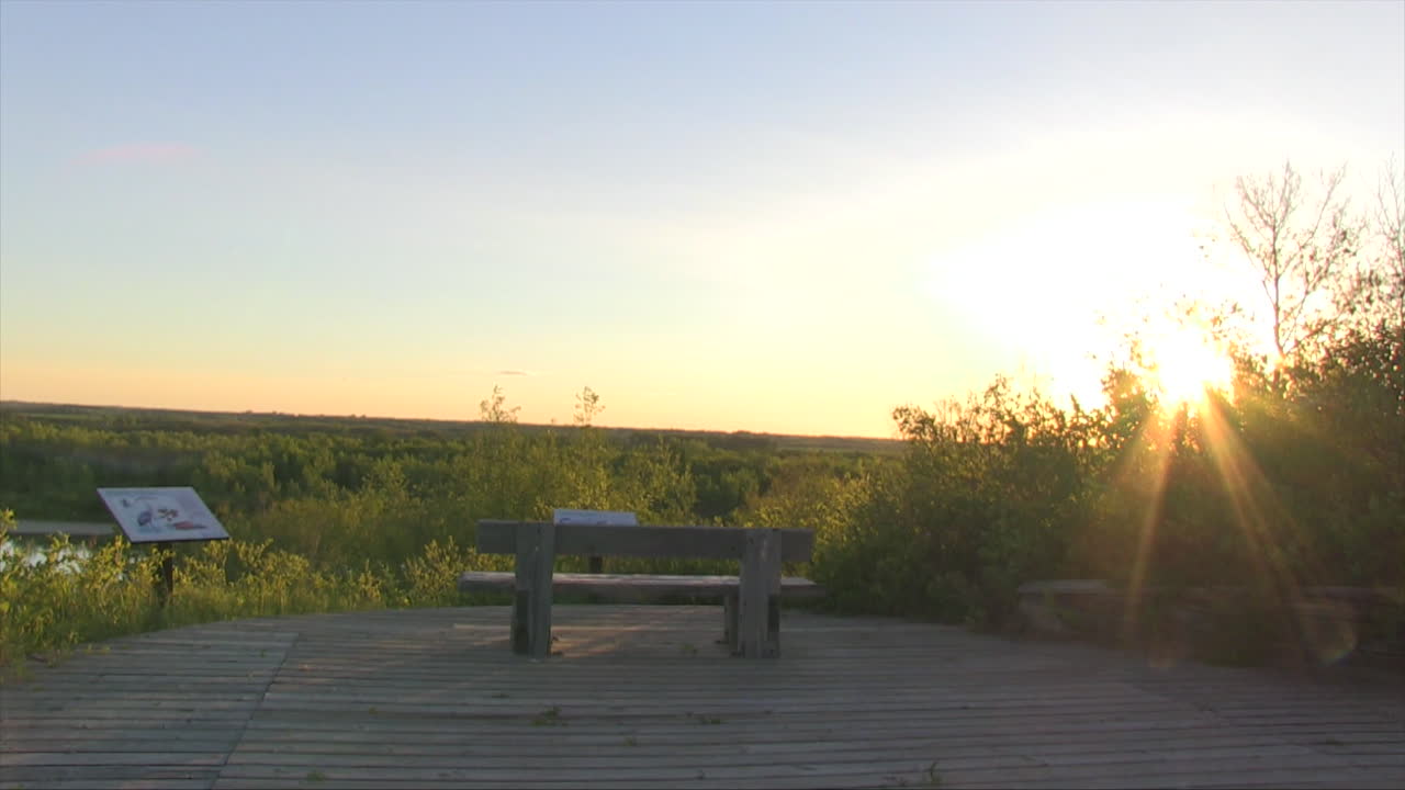 una panorámica cinematográfica que muestra un banco en la orilla del río saskatchewan