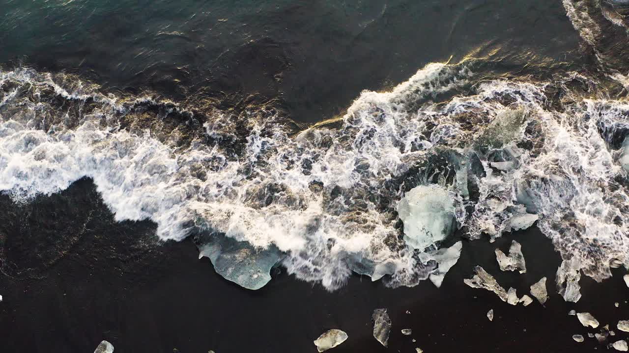 playa de arena negra y rocas de hielo, playa de diamantes en islandia - disparo de drones