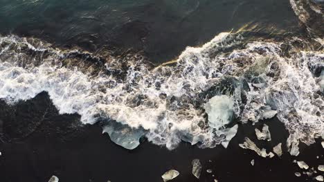 Playa-De-Arena-Negra-Y-Rocas-De-Hielo,-Playa-De-Diamantes-En-Islandia---Disparo-De-Drones