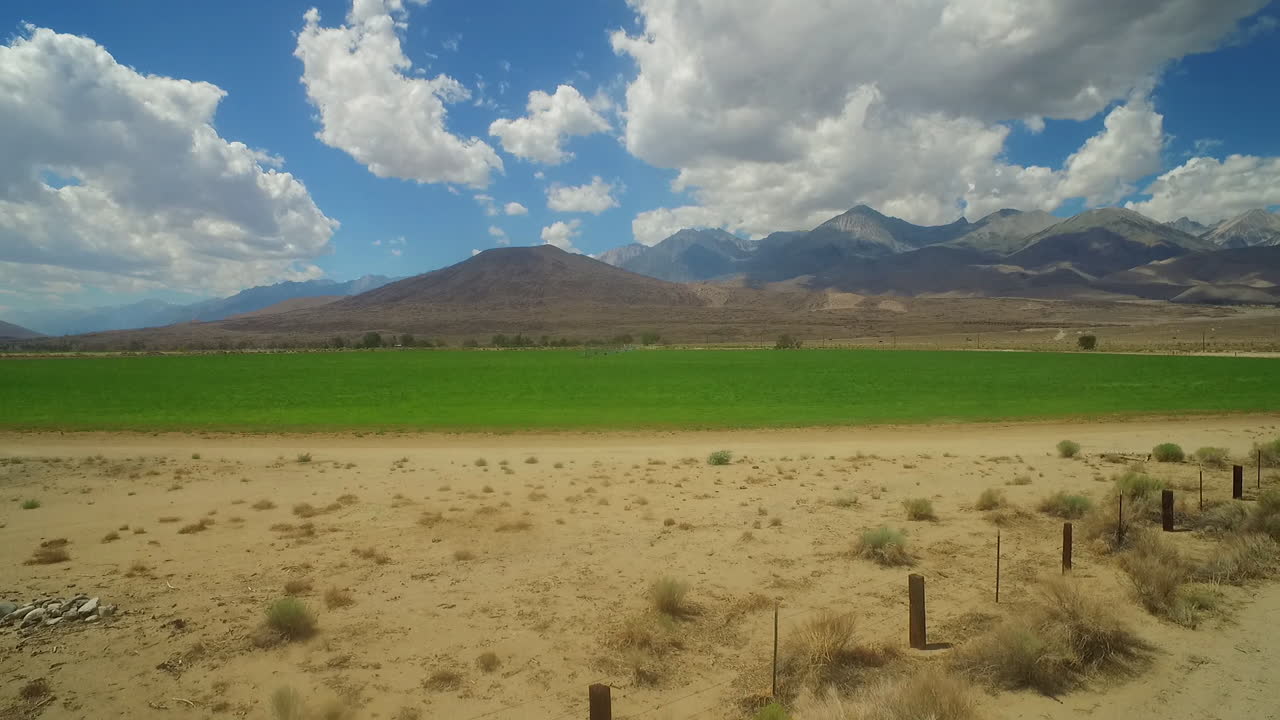 una antena sobre tierras de cultivo en la región del valle de owens de california con líneas de riego en primer plano 1