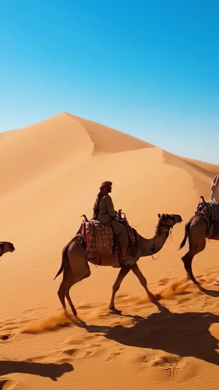 Due viaggiatori che cavalcano cammelli attraverso vaste dune del deserto sotto un cielo azzurro limpido, abbracciando la bellezza tranquilla e l'avventura del paesaggio del Sahara.