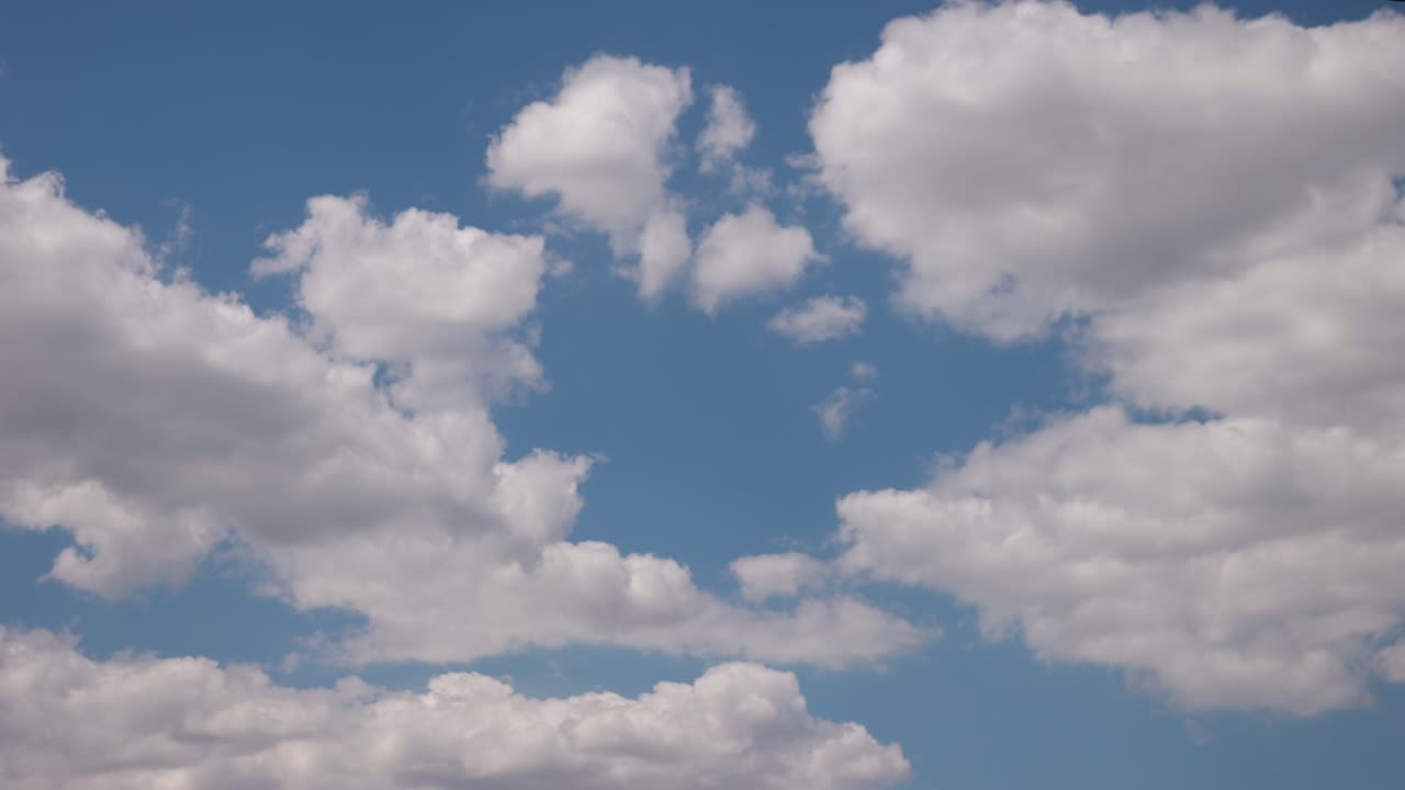nubes blancas en el cielo azul. imágenes de time-lapse en 4k.