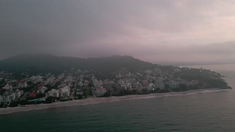 Tarde-Nublada-En-Canasvieiras-Florianópolis-País-De-Brasil