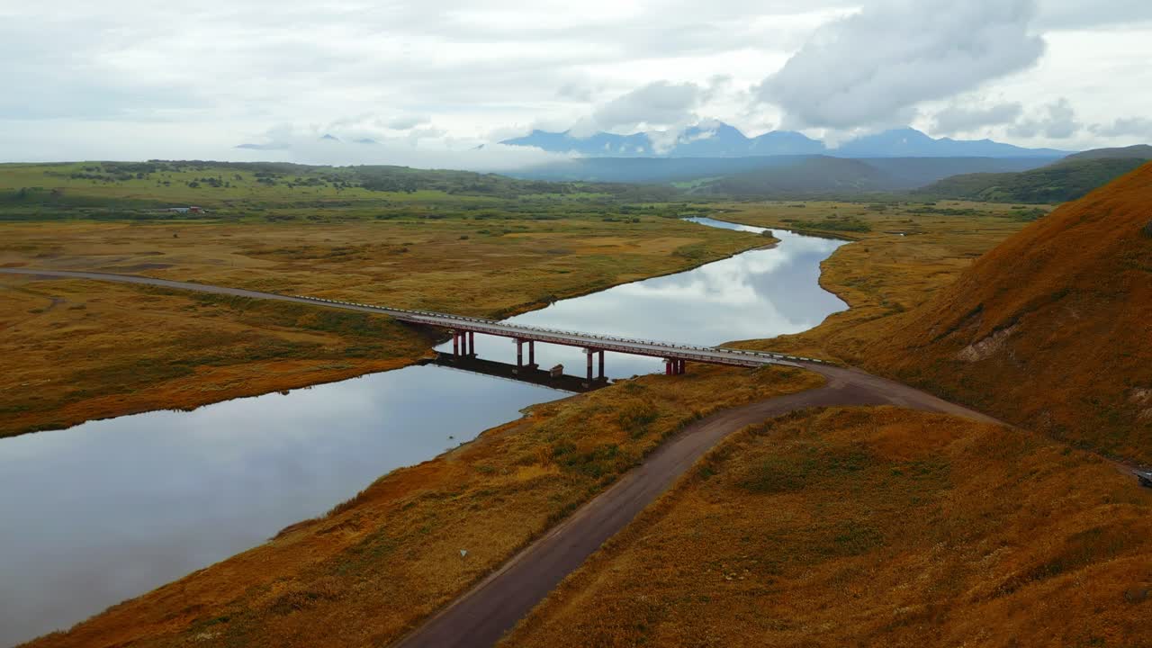 강과 다리가 있는 가을 풍경