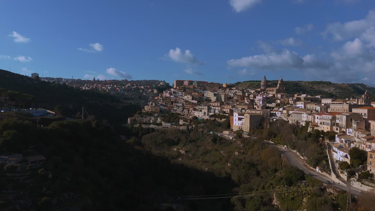 ragusa ibla, un antiguo pueblo de montaña en sicilia, italia, rodeado por un cañón